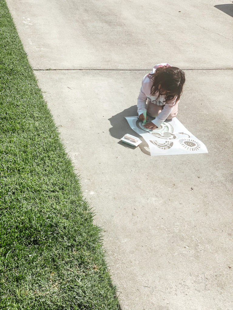 Doodlge Hog Side walk chalk stencil kit